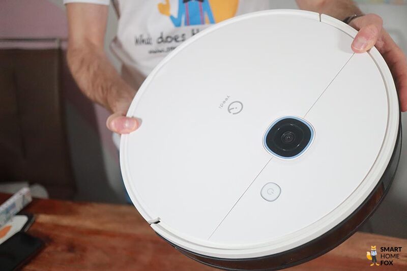 Yeedi Staubsauger-Roboter wird in den Händen gehalten